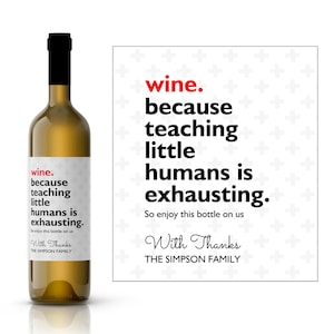 Könnte beinhalten: Eine Flasche Weißwein mit einem Etikett, auf dem steht: "wine. because teaching little humans is exhausting. So enjoy this bottle on us With Thanks THE SIMPSON FAMILY".