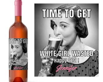 Może przedstawiać: Butelka różowego wina z różową zakrętką i etykietą z wizerunkiem kobiety pijącej w stylu vintage. Na etykiecie napis "TIME TO GET WHITE GIRL WASTED Happy 21st! Jennifer."