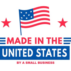 Może przedstawiać: Niebiesko-biały baner z tekstem "MADE IN THE UNITED STATES BY A SMALL BUSINESS" i czerwoną, białą i niebieską flagą amerykańską z dwoma czerwonymi gwiazdami po obu stronach.
