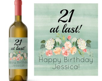 Puede incluir: Una etiqueta de botella de vino con un fondo de acuarela verde y un diseño floral. El texto en la etiqueta dice "21 at last! Happy Birthday Jessica!"
