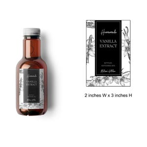 Op de afbeelding: Een bruine glazen fles met een witte dop, met het label "Homemade Vanilla Extract". Het label heeft een zwarte rechthoek met witte tekst en bloemenillustraties. Een apart label meet 5 cm breed bij 7,6 cm hoog.