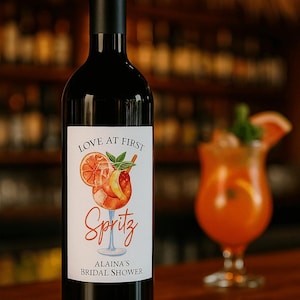 Etiqueta personalizada para vinho &quot;Love At First Spritz&quot; para chá de panela – Adesivo personalizado para garrafa de Aperol Spritz, lembrancinha para chá de panela, decoração de bar com espumante