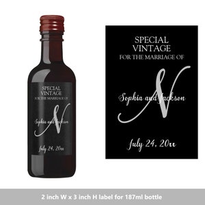 Elegantes Monogramm Mini-Weinetikett | Personalisierte Hochzeit Wein Gastgeschenke | Formale Thema Hochzeit Mini Flaschenetiketten | 187 ml Flaschenetiketten