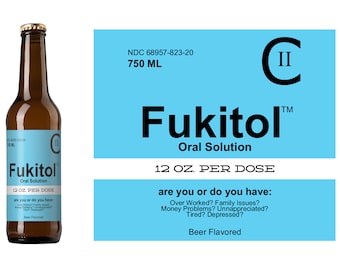 Può includere: Un'etichetta blu e bianca con il testo "Fukitol™ Oral Solution" e "12 oz. per dose". L'etichetta include anche il testo "Sei o hai: Lavorato troppo? Problemi familiari? Problemi di denaro? Non apprezzato? Stanco? Depresso?" e "Sapore di birra". Una bottiglia di vetro marrone con un'etichetta blu e bianca è sullo sfondo.