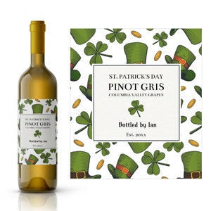 Op de afbeelding: Een fles witte wijn met een etiket waarop staat "St. Patrick's Day Pinot Gris Columbia Valley Grapes Bottled by lan Est. 20xx". Het etiket heeft een patroon van groene klaverbladeren en groene kabouterhoeden.