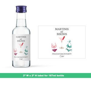 Puede incluir: Una etiqueta de 7,6 cm de ancho por 5 cm de alto para una botella de 187 ml. La etiqueta es blanca con ilustraciones rosas, verdes y rojas de una copa de martini y dos bikinis. El texto en la etiqueta dice "Martinis and Bikinis" y "Felicia's Bach Party Cabo!"
