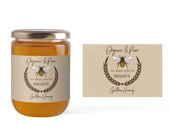 Può includere: Un barattolo di vetro di miele con un'etichetta di carta marrone che recita "Organic & Pure" con un'illustrazione di un'ape e il testo "Since 1990 Brian's Golden Honey".