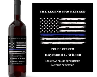 Könnte beinhalten: Eine schwarz-weiße amerikanische Flagge mit einem blauen Streifen in der Mitte. Der Text "THE LEGEND HAS RETIRED" befindet sich oben im Bild. Unter der Flagge steht der Text "POLICE OFFICER Raymond L. Wilson LAS VEGAS POLICE DEPARTMENT 30 YEARS OF SERVICE".