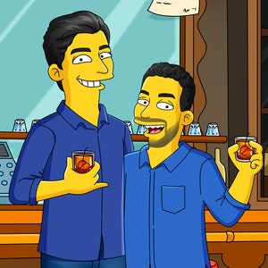 Op de afbeelding: Een digitale cartoonillustratie met twee geelkleurige personen in een bar. Beiden dragen blauwe overhemden en blauwe spijkerbroeken. Ze houden elk een glas vast met een amberkleurige vloeistof en een kers. Een gezocht-poster hangt aan de muur.