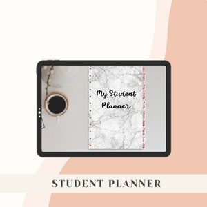 Peut inclure: Une tablette numérique affichant un agenda étudiant avec une couverture en marbre. L'agenda porte l'inscription "My Student Planner". La tablette est posée sur une surface blanche avec une tasse de café.