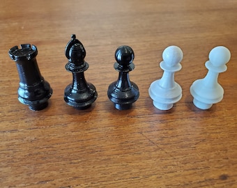 Tapas de válvulas con forma de pieza de ajedrez: negras, blancas, brillan en la oscuridad