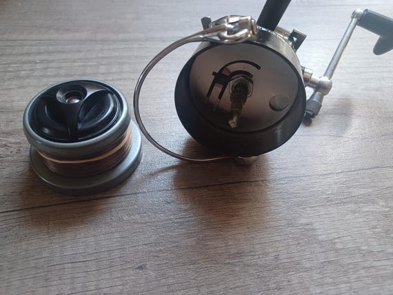 VINTAGE MITCHELL 1040 SPIN-CAST FISHING REEL AS IS