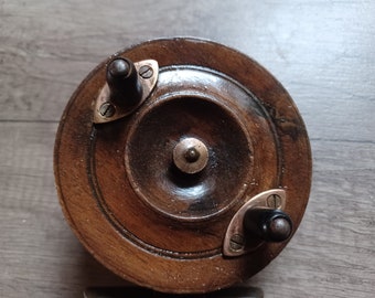Une combinaison vintage, alliage de bois, moulinet de pêche à axe central en laiton