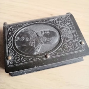 An Antique Vulcanite Vesta Case Commemorating the Coronation of Edward V11 Excellent Condition