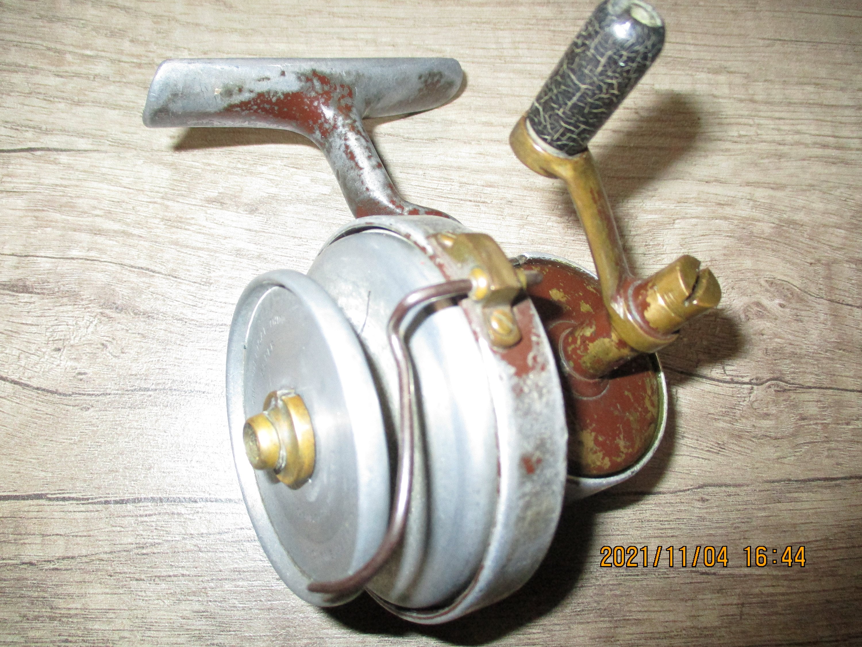 Vintage Helical thread Line Casting Reel with original box Oil Bottle and  Screw