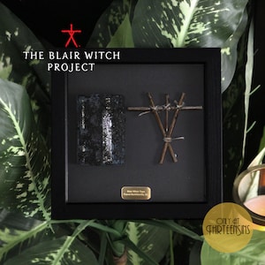 Cinta adhesiva Hi8 de la recreación de la bruja de Blair y figura de palo enmarcada (original de ThirteenSins)