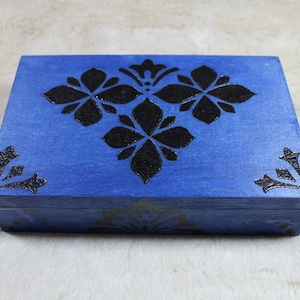 Holz Gebrannte Dose mit blauem Fleck