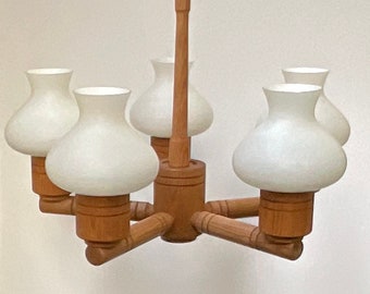 Lámpara colgante vintage Vitrika Denmark, cristal opalino y madera, auténtico diseño danés de los años 70.