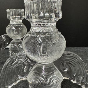 Puede incluir: Candelabros de &aacute;ngel de cristal transparente. Los candelabros tienen un dise&ntilde;o detallado con alas de &aacute;ngel y una cara. Los candelabros est&aacute;n hechos de cristal transparente y est&aacute;n dise&ntilde;ados para sostener una sola vela. Un art&iacute;culo decorativo.