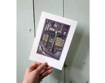 Peut inclure: Une illustration détaillée d'une boutique de nuit, avec des fenêtres éclairées et des lampadaires. L'œuvre d'art présente un bâtiment avec le texte "POISON GATE" sur une enseigne. L'impression est tenue devant un fond en bois vert clair.