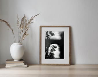Original Kohle Landschaft Zeichnung - Handgemachte Natur Wandbild, Serene See Baum Spiegelung Kunstwerk, Wohnzimmer Dekor, Schwarz Weiß Kunst, A4