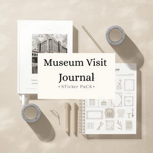 Può includere: Una composizione piatta con un Museum Visit Journal bianco, un pacchetto di adesivi, due rotoli di nastro adesivo decorativo, una matita e una penna. La copertina del diario mostra un'immagine in bianco e nero di un edificio.