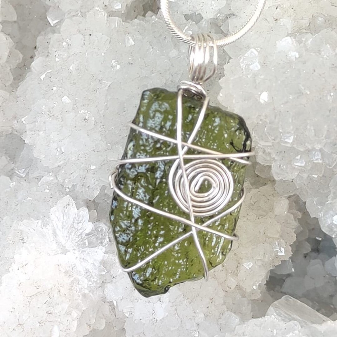 Pendentif Moldavite Et Quartz Rose Sur Chaîne Tressée - Or Jaune 14k, République Tchèque - Neuf Sans Emballage