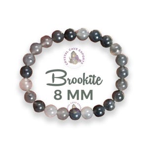 Puede incluir: Un brazalete de cuentas grises y negras hecho de piedras de Brookite de 8 mm. El brazalete está hecho por Crystal Cave Exports.