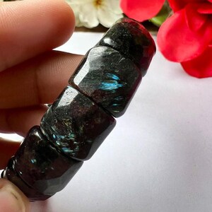 Bracciale in cristallo di nuummite: pietra del mago, gemma della Groenlandia (15 mm)