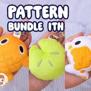 Puede incluir: Un paquete de patrones de peluche con tres diseños: un pez naranja, un nenúfar verde y un pato blanco y amarillo. Cada peluche tiene ojos negros y está unido a un llavero plateado. El texto "PATTERN BUNDLE ITH" se muestra en la parte superior.