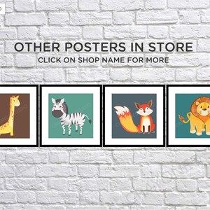 Puede incluir: Cuatro ilustraciones enmarcadas de animales: una jirafa, una cebra, un zorro y un le&oacute;n. Las ilustraciones son de estilo de dibujos animados y se colocan sobre un fondo de pared de ladrillo blanco. El texto "OTHER POSTERS IN STORE" y "CLICK ON SHOP NAME FOR MORE" se muestra sobre las ilustraciones.