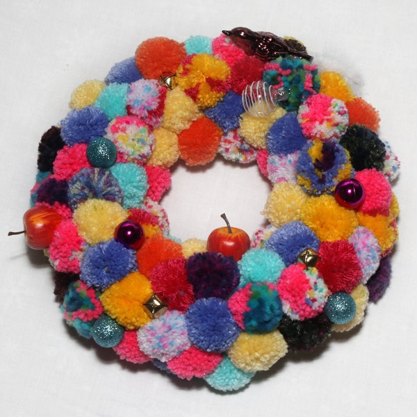 Couronne de porte couronne d’hiver Décoration de jonc de couleur faite de pompons faits à la main - tout simplement une pièce préférée