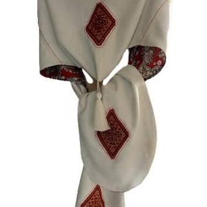 Women’s White Reversible Kabalakhi Shawl – Natural Fabric, Silk Tassel, Tapestry Applique, Georgian Traditional Clothing