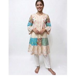 Topp-1 Boho Patchwork Embroidered Kurthi Top – Cream & Teal – Floral Bell Sleeve Tunic