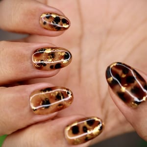 Animal Print Schildpatt inspiriert mit Goldflocken Drücken Sie auf die Nägel | Nägel | Falsche Nägel | Künstliche Nägel | Stick On Nägel | Kurzes Oval