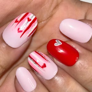 Juego de uñas postizas de San Valentín con corazones en rojo y rosa, uñas postizas, uñas postizas, uñas adhesivas, ovaladas cortas.