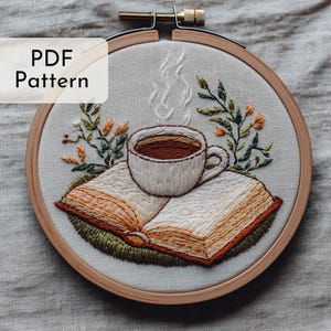 Tasse à café et motif de broderie de livre : oeuvre d'art murale pour amoureux des livres, motif floral, 6 tailles de cercle
