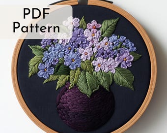 ライラックの枝の手刺繍パターン、紫のライラックの花、ピンクの