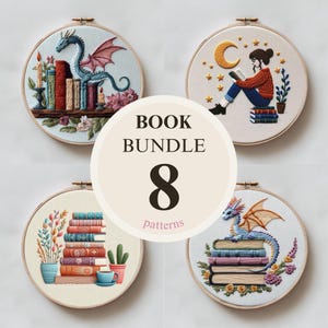 Op de afbeelding: Een verzameling van vier geborduurde hoepels met boekthema-ontwerpen. De ontwerpen omvatten een draak, een lezende persoon en stapels boeken. De tekst "BOOK BUNDLE 8 patterns" staat in het midden.