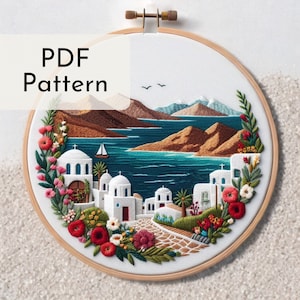 Borduurpatroon kust Mykonos met witte huizen en mediterrane bloemen - handborduurontwerp Grieks eiland, natuur DIY, trendy patroon