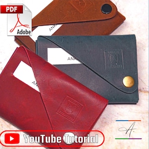 Peut inclure: Trois portefeuilles en cuir de différentes couleurs : rouge, bleu et marron. Chaque portefeuille a une conception à rabat et une petite poche à l’extérieur. Les portefeuilles sont en cuir de haute qualité et ont un design minimaliste. L’image comprend également un logo YouTube et le texte « Leather Pattern ».