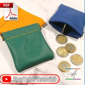 Peut inclure: Un patron PDF pour une petite bourse à monnaie en cuir vert avec une couture jaune. La bourse est ouverte et il y a plusieurs pièces d'euro éparpillées autour. Il y a une bourse à monnaie en cuir bleu en arrière-plan.