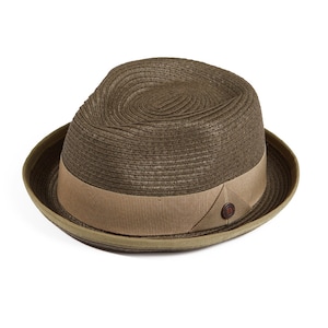 Puede incluir: Un sombrero fedora marrón con una banda beige y un botón marrón. El sombrero está hecho de paja tejida.