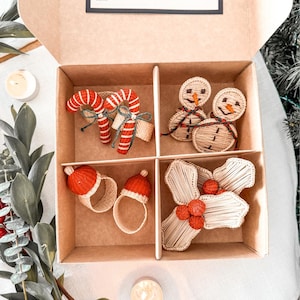 Weihnachten Serviettenringe / Handarbeit in Iraca Palme / Nikolausmütze, Rudolph, Holly Berry, Schneemann, Zuckerstange, Assorted