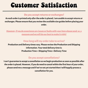 K&ouml;nnte beinhalten: Cremefarbene Grafik mit den Worten "Customer Satisfaction" in schwarzer Retro-Schrift. Der Text unten befasst sich mit R&uuml;cksendungen, Bestellproblemen, Lieferzeiten und Stornierungen. Der Text ist in schwarzer, serifenloser Schrift.