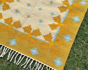 Wollteppich mit Blumenmuster, Handgewebter Teppich mit marokkanischen Blumenmotiven, Flachgewebter Wohnzimmerteppich in kräftigem Gelb