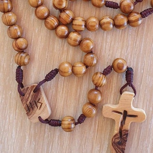 Rosario in legno fatto a mano, Rosario in ulivo, Rosario in legno d'ulivo con cordone robusto, Rosario in legno d'ulivo intagliato, Regalo religioso, Rosario di Medjugorje immagine 2