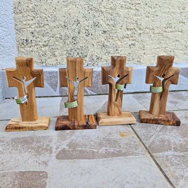 Croix artisanale debout, Croix de table, Croix d'autel, Croix en bois, Croix du Christ ressuscité de Medjugorje