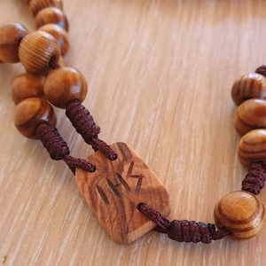 Rosario in legno fatto a mano, Rosario in ulivo, Rosario in legno d'ulivo con cordone robusto, Rosario in legno d'ulivo intagliato, Regalo religioso, Rosario di Medjugorje immagine 4