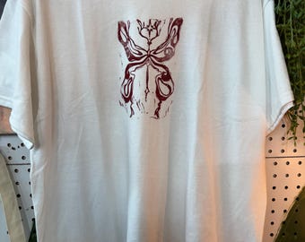 蝶プリントの白いTシャツ
